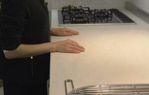 高すぎるキッチン調理台の使用例