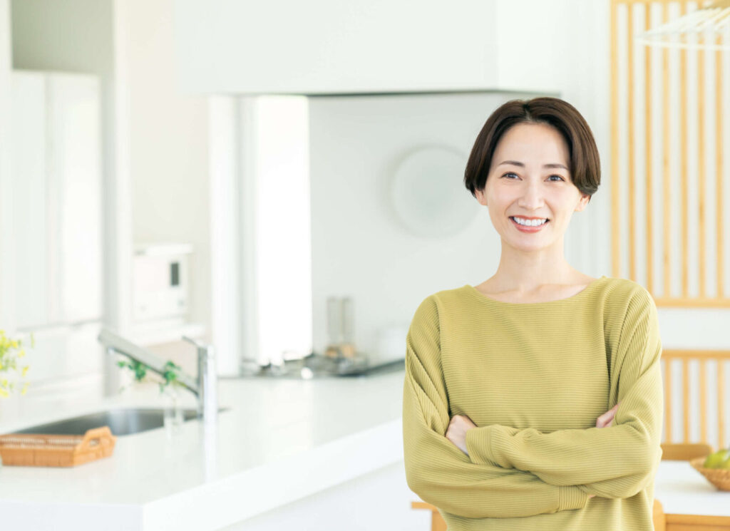 新しいキッチンで使いやすい高さの調理台を手に入れた女性