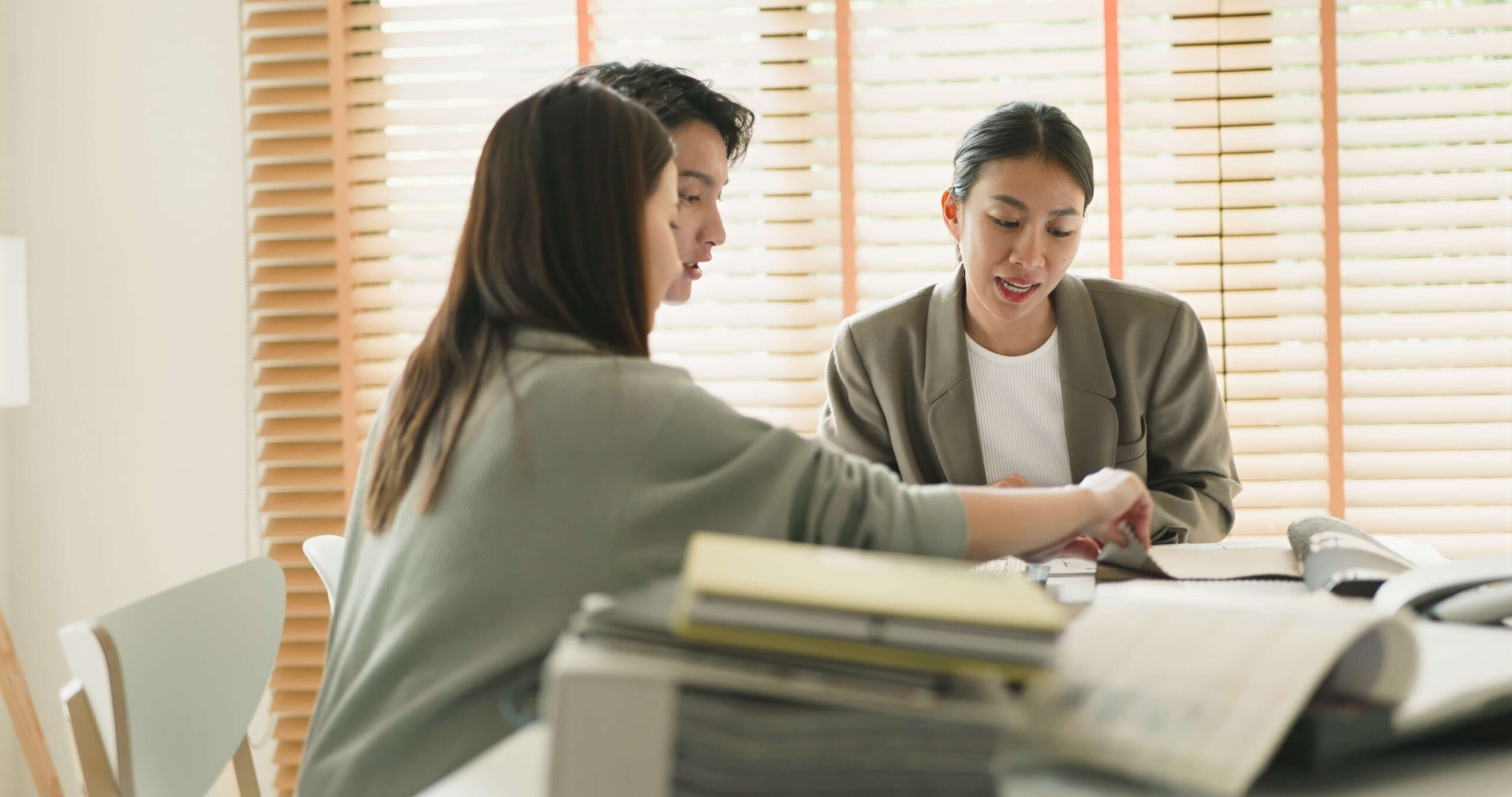 水回りリフォームの見積書と提案内容を照らし合わせながら確認するお客様