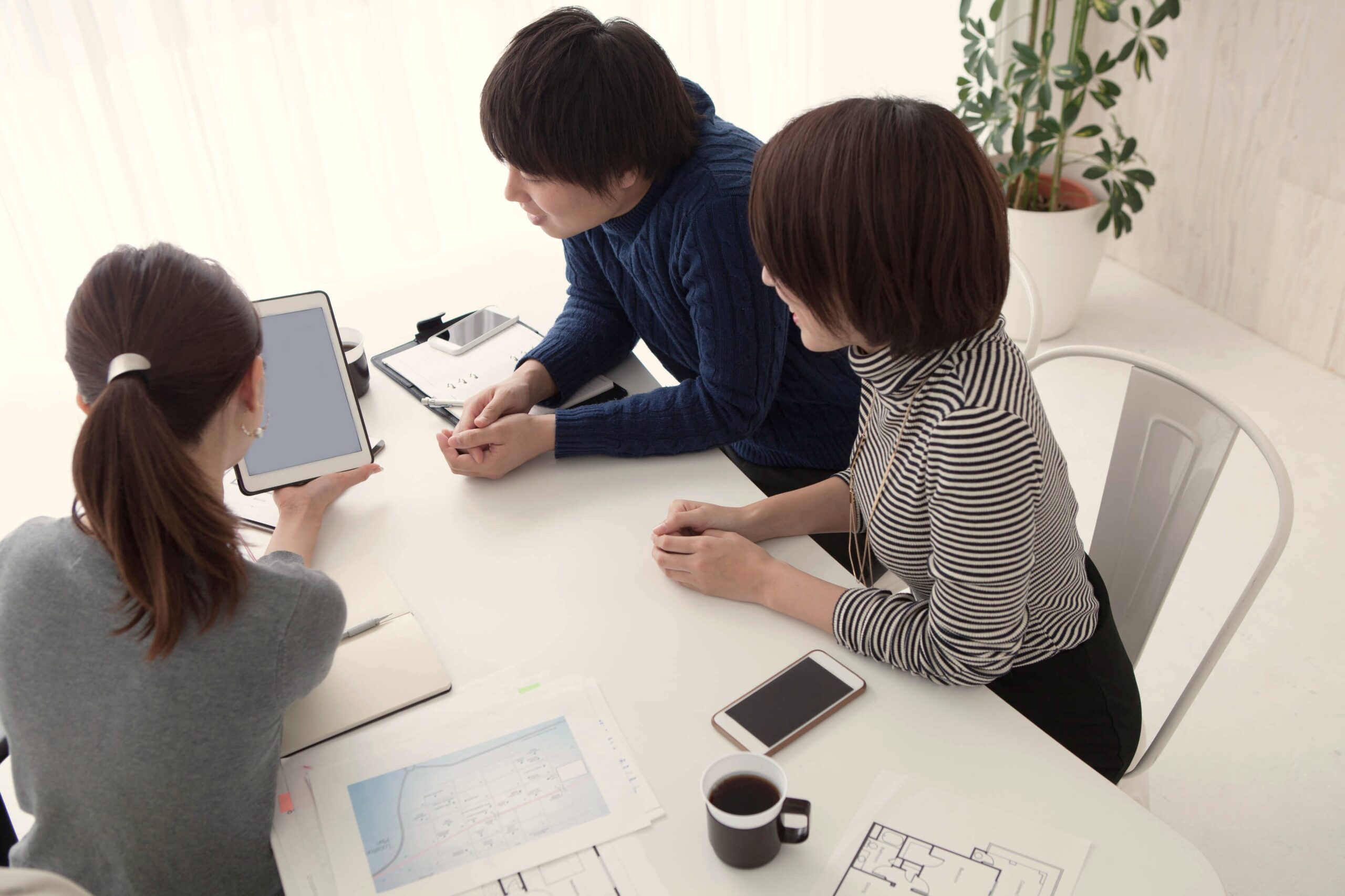 リフォームについて相談しながら内容を整理している様子